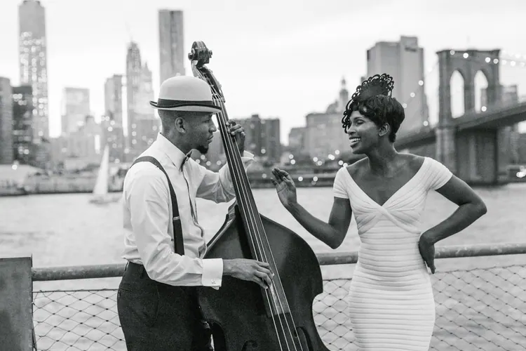 Acute Inflections, singer & bass duo — photo 4