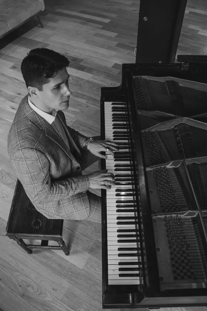 Davide, singer-pianist