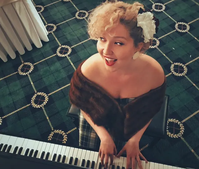 Nicole, singing pianist