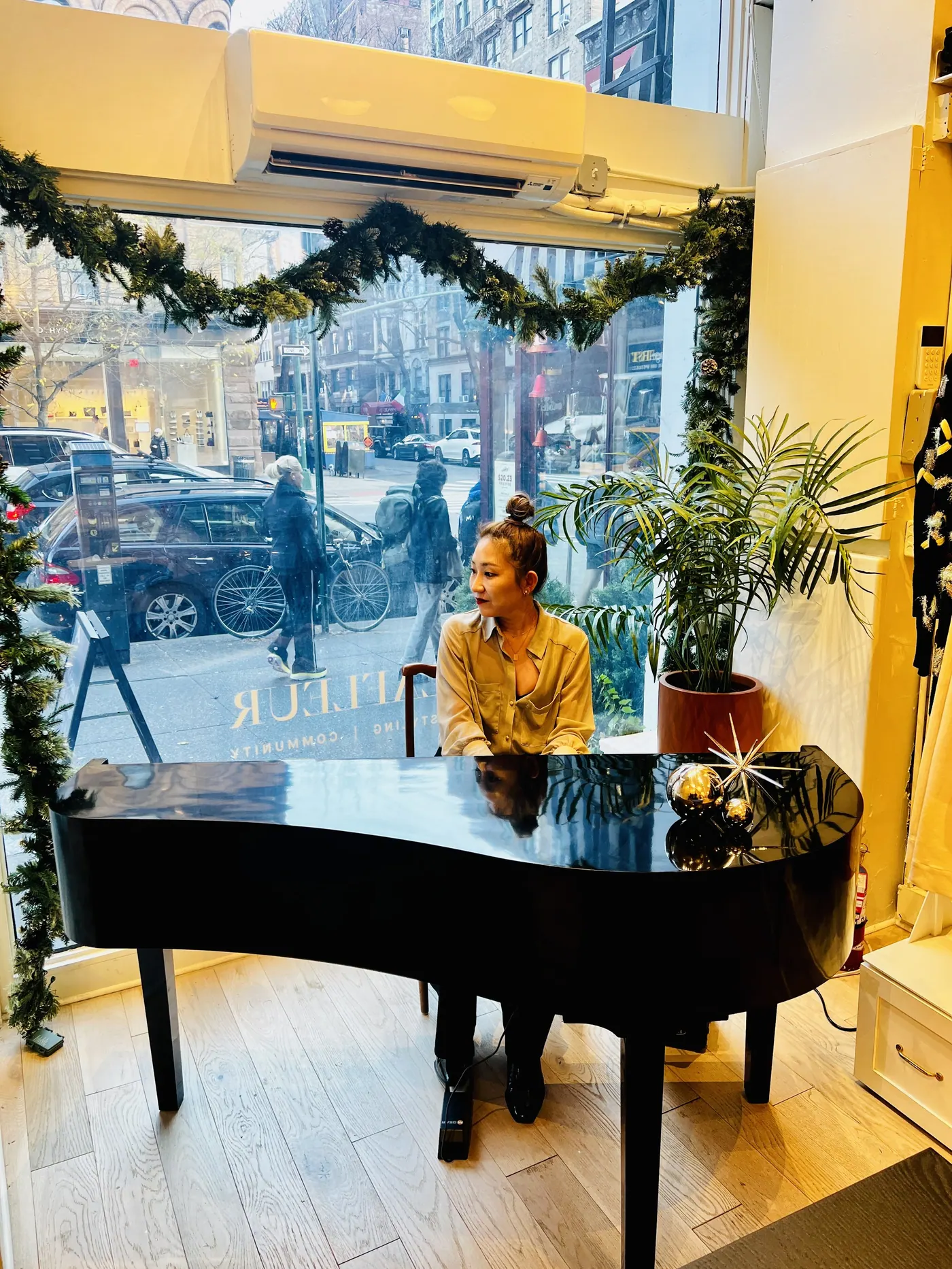 Violette, singing pianist — photo 6