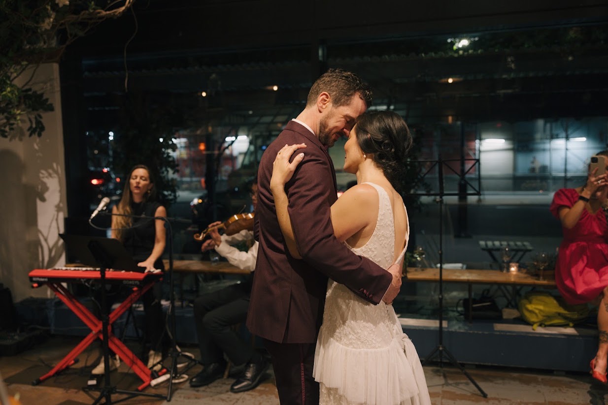 Couple's first dance with Violette singing at the piano